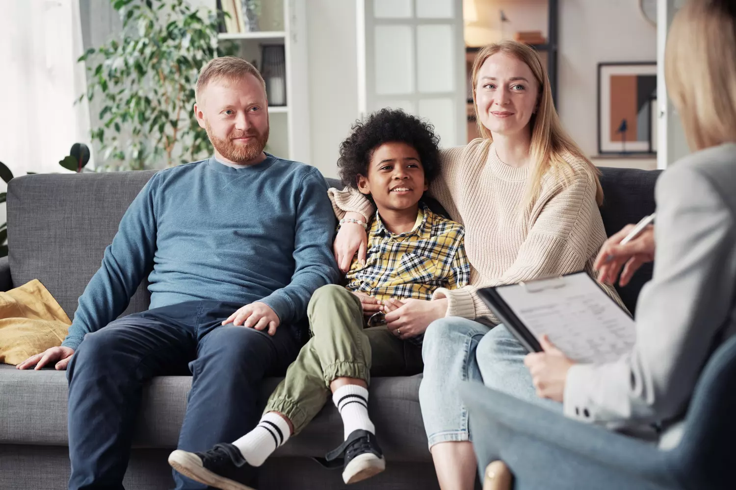 Image d'une famille qui à adopté un enfant