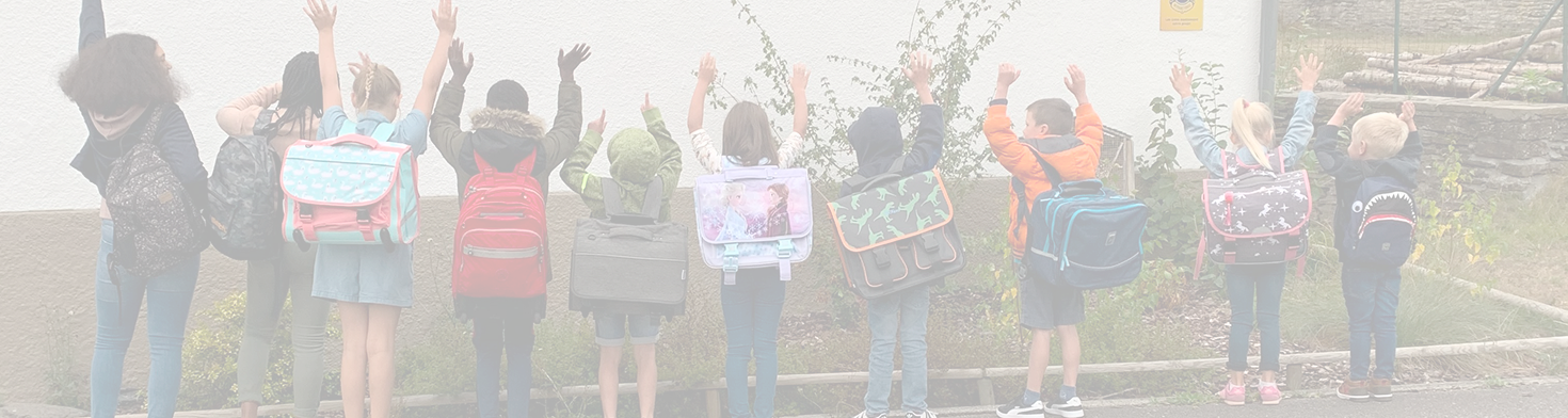 Image des enfants du Vieux moulin devant le logo du vieux moulin