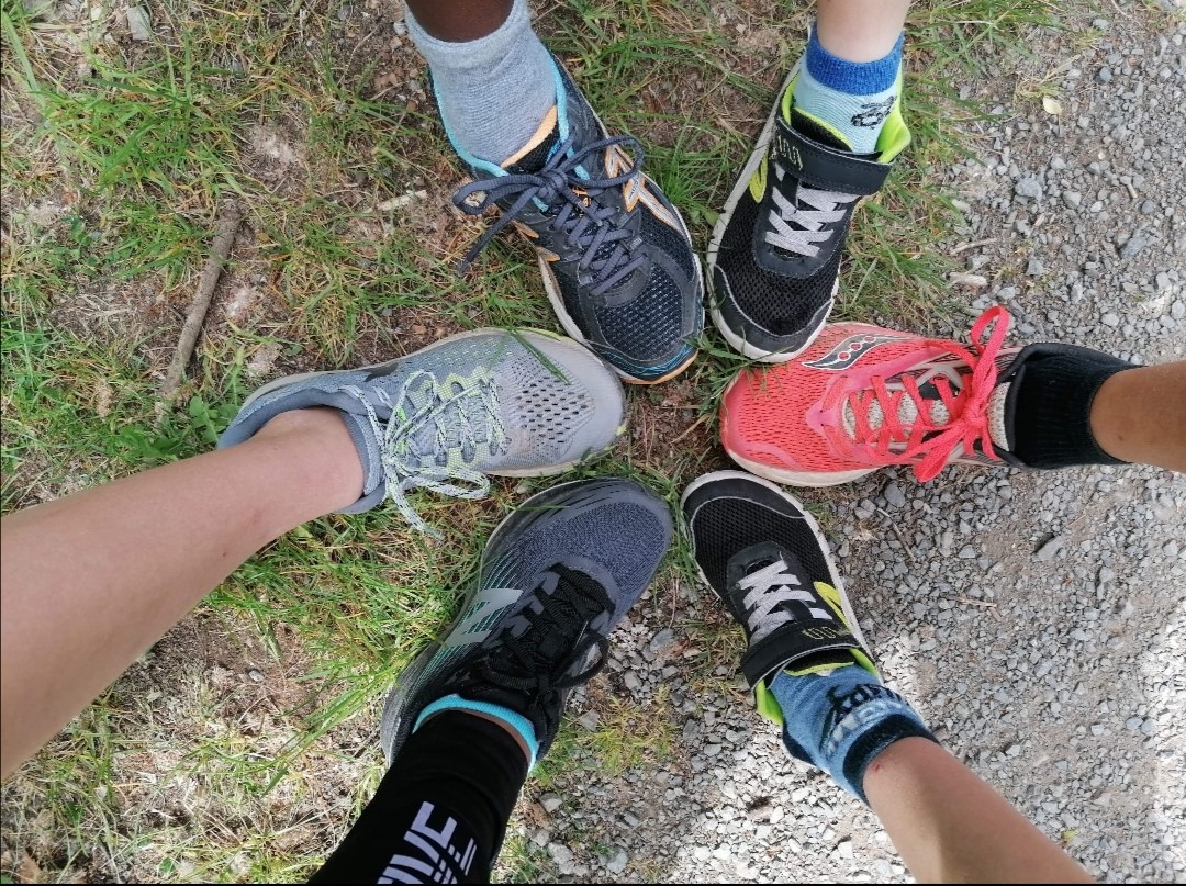 Image de chaussures d'enfant en cercle