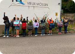Les enfants devant le logo du vieux moulin