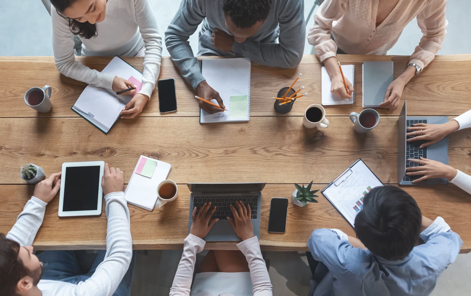 Personnes qui s'organise pour créer un projet