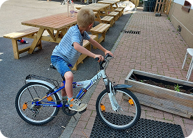 Enfant du vieux moulin qui fait du vélo
