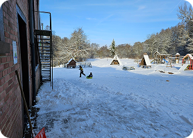 Des enfants qui jouent dans la neige